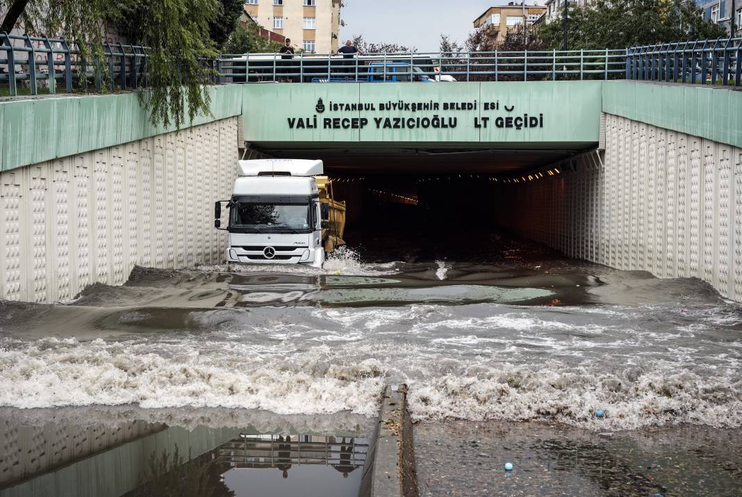 İstanbul'da sağanak hayatı felç etti! Araçlar sular altında kaldı 45